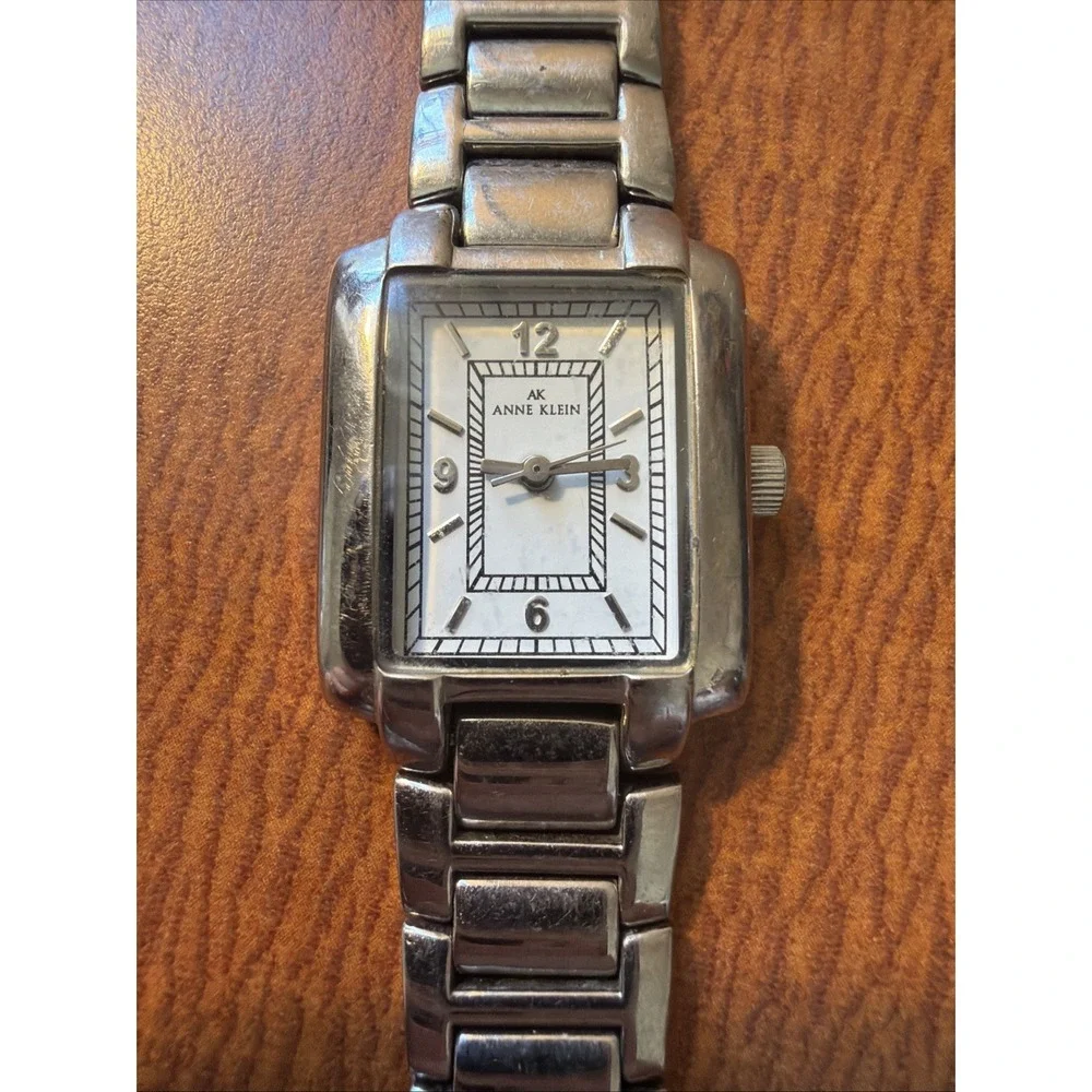 Anne Klein 10/8065 Silver Tone Quartz Analog Women's Watch Needs Battery‎